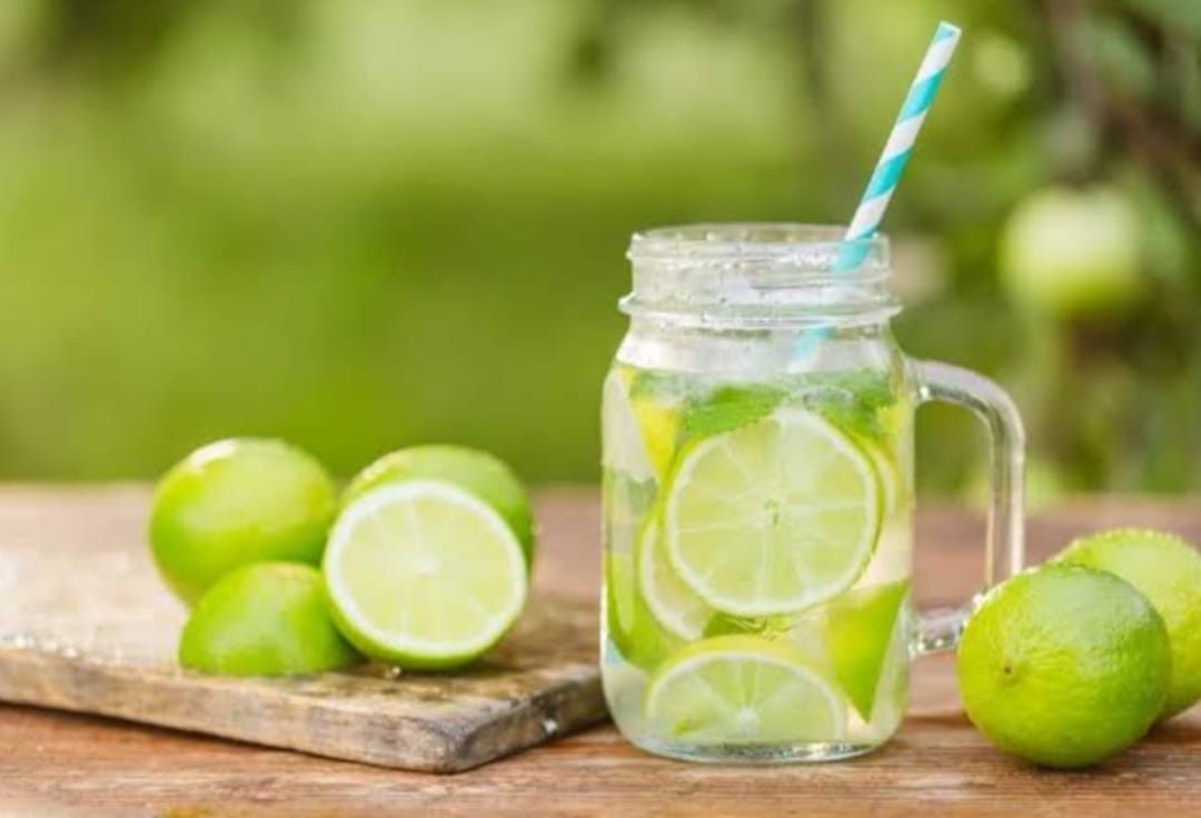 Minum Air Jeruk Nipis Setiap Pagi: Rutinitas Sederhana untuk Menjaga Kesehatan Hati